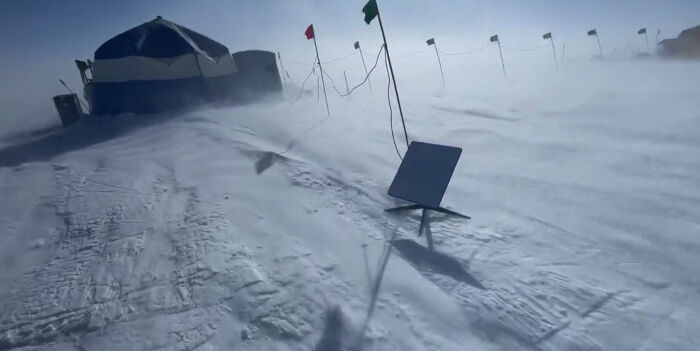Starlink High Performance Terminal is designed to endure the elements. it can smelt snow, heavy rain and harsh winds.
